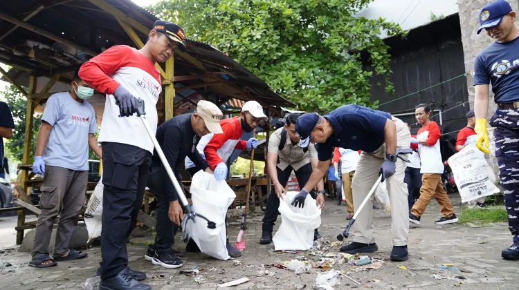 Korve Nasional di Banjarmasin, Pungut Sampah di Pasar Antasari