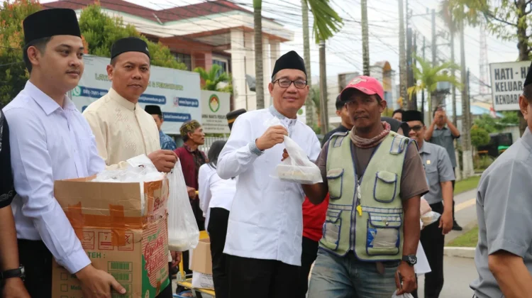 Kemenkum Kalsel Bagikan Takjil Ramadan untuk Masyarakat