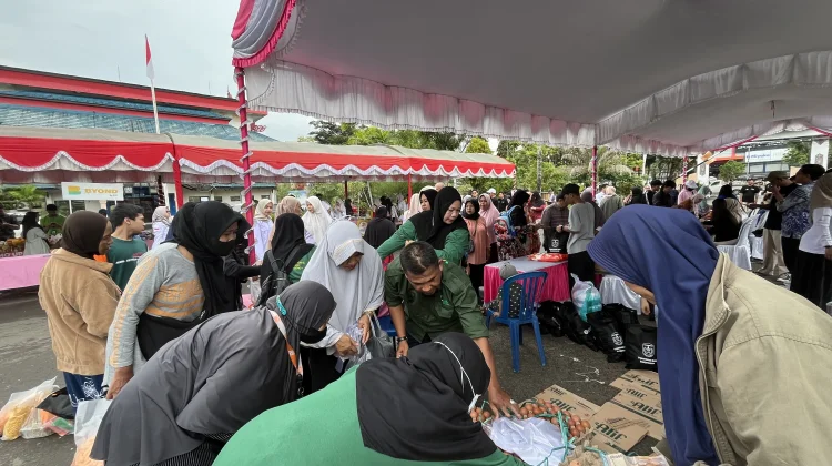 Ratusan Paket Sembako diserbu Warga dalam Pasar Murah BCSR