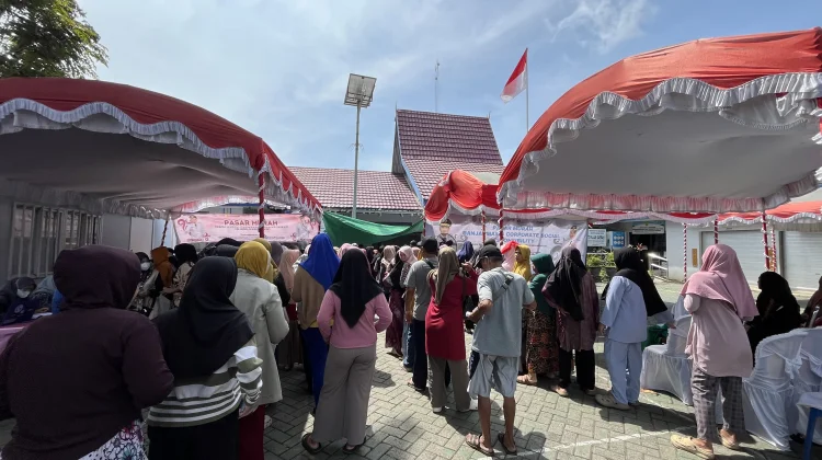 Warga Serbu Paket Sembako di Pasar Murah BCSR