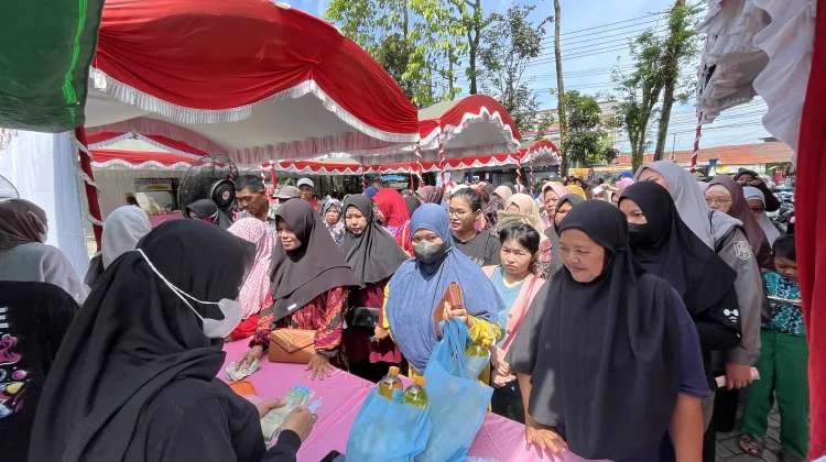 Masyarakat Tumpah Ruah Menyerbu Pasar Murah, Ribuan Paket Sembako Terjual