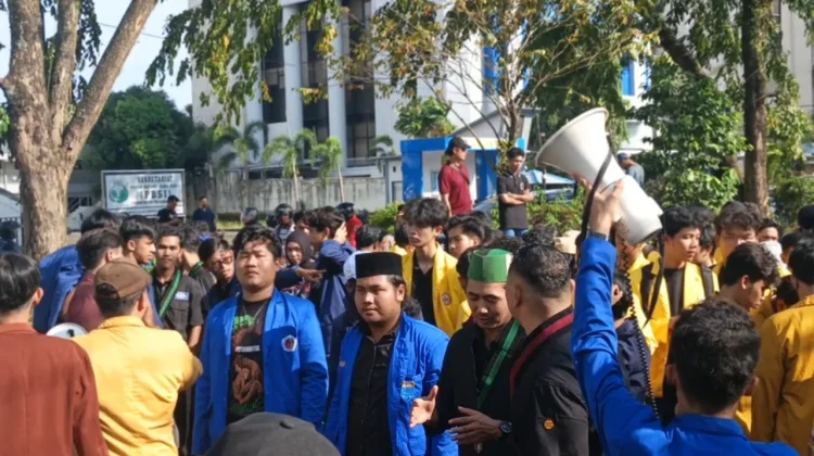 Aksi Mahasiswa Suarakan Lima Tuntutan Utama di Gedung DPRD Kalsel