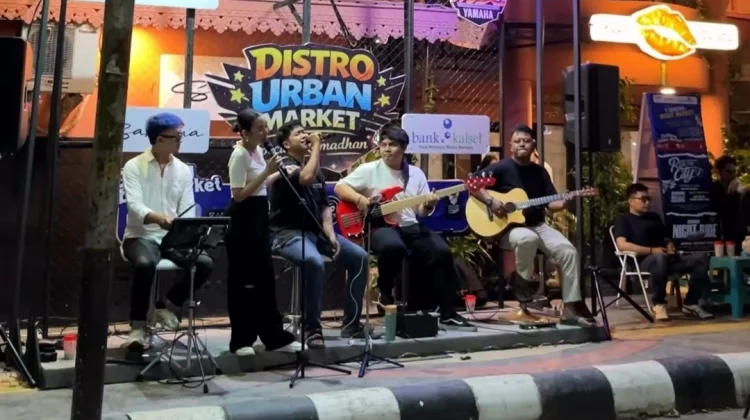Menjadi-Jadi! Trotoar Hasanuddin H.M jadi Panggung Konser. Pemko Kemana?
