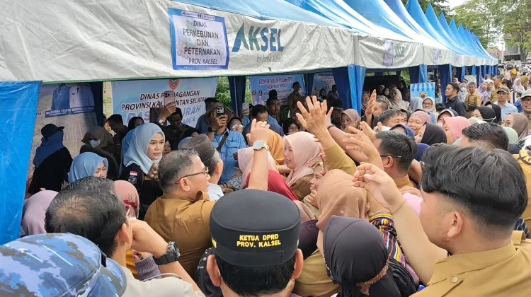 Warga Serbu Gerakan Pangan Murah Pemprov Kalsel