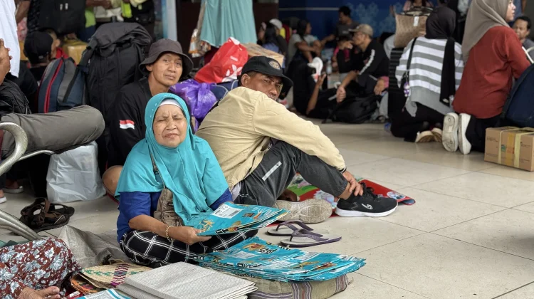 Menjemput Rezeki di tengah Ramainya Arus Mudik Pelabuhan Trisakti
