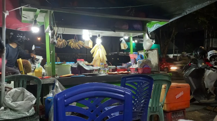 Angkringan Jagung Bakar Jalan Tarakan Banjarmasin Ramai  Pengunjung