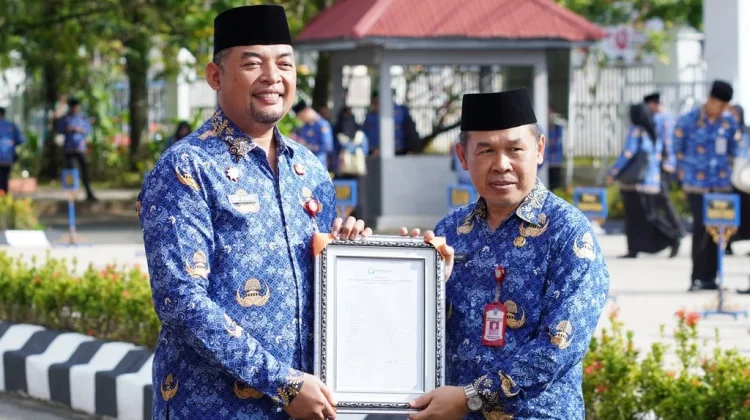 Sekda Banjar Serahkan Penghargaan dan Bantuan Sosial-