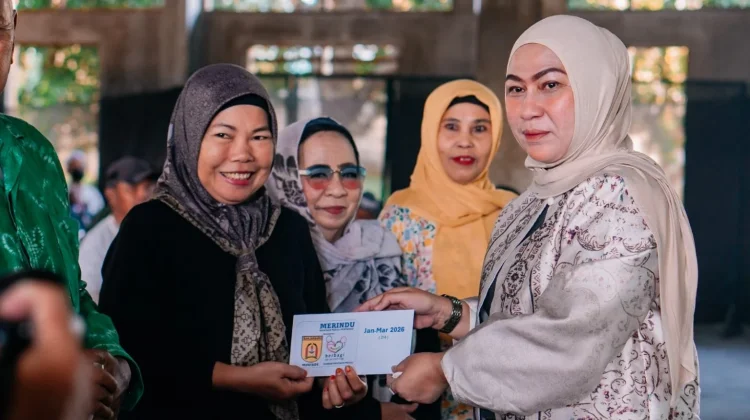 Erna Lisa Halaby Serahkan Bantuan kepada Warga bersama Yayasan Mentaos Peduli