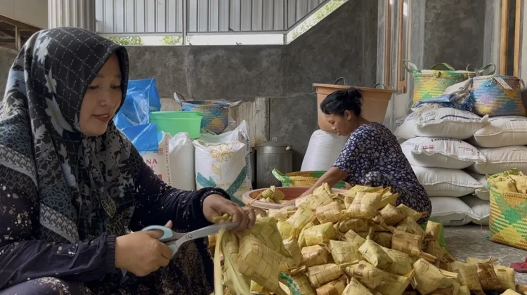 Menjelang Lebaran, Rumah Produksi Ketupat dan Lontong Banjir Pesanan