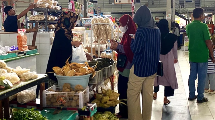 Permintaan Meningkat, Harga Lontong Melonjak di Pasar Bauntung