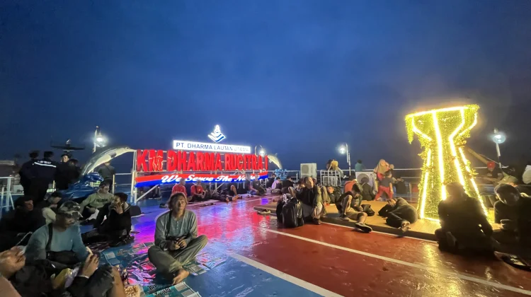Berbuka di Kapal, Kisah Hangat Pemudik Jalur Laut