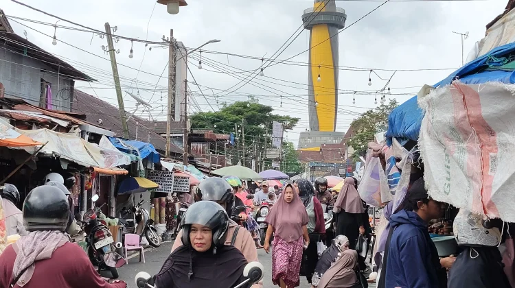 H-1 Lebaran, Pasar Lama Banjarmasin Membludak