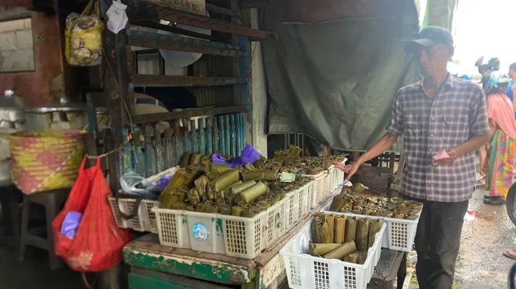Jelang Lebaran, Lontong “Diserbu” Warga. Harga Tembus Dua Kali Lipat!