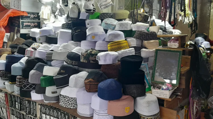 Menjelang Hari Raya Idul Fitri Pembeli Kopiah Meningkat