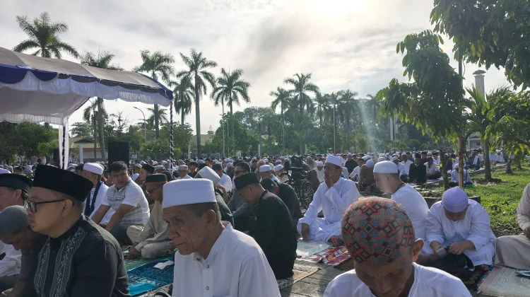 Penuh Khidmat, Ribuan Masyarakat Salat Idulfitri di Masjid Sabilal Muhtadin