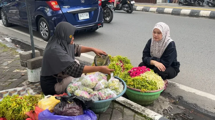 Raup Berkah Idulfitri, Pedagang Kembang Barenteng Tetap Berjualan usai Salat Id