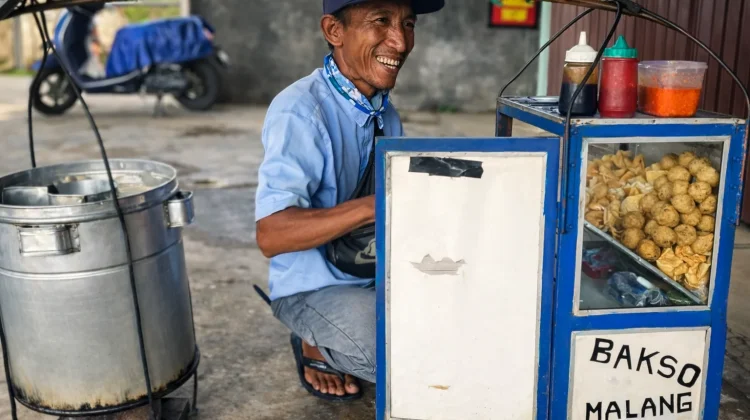 Bakso Pikul di Bawah Terik: Kisah Mulyono Menahan Rindu Demi Keluarga