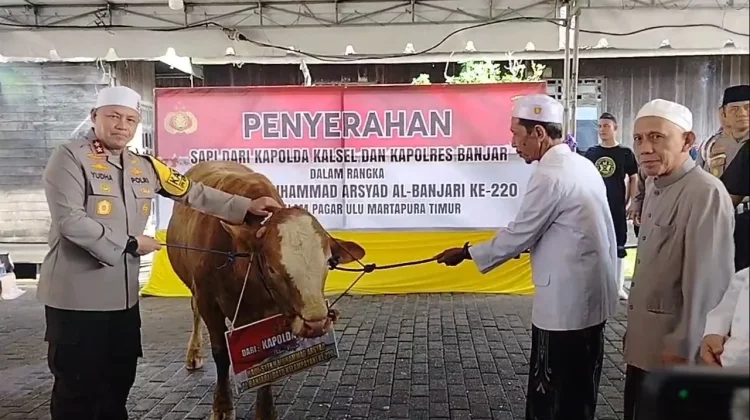 Kapolda Kalsel Serahkan 2 Ekor Sapi untuk Haul Datu Kalampayan ke-220