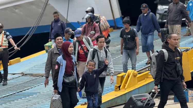 Ribuan Penumpang Padati Arus Balik Lebaran di Pelabuhan Trisakti Banjarmasin