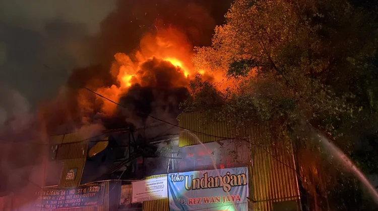 Kebakaran di Pasar Lima, Api Melalap Sejumlah Bangunan Dini Hari Tadi