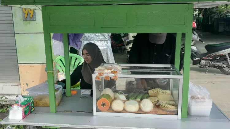 Rujak Buah Segar Cemilan Favorit