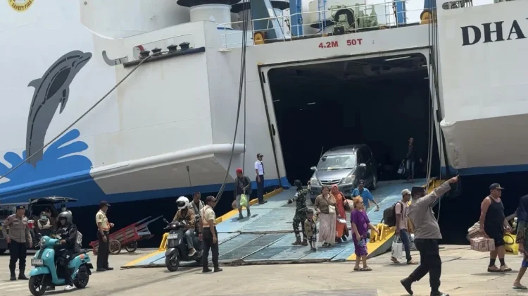 Puluhan Personil Amankan Aktivitas Arus Balik Lebaran di Pelabuhan Trisakti