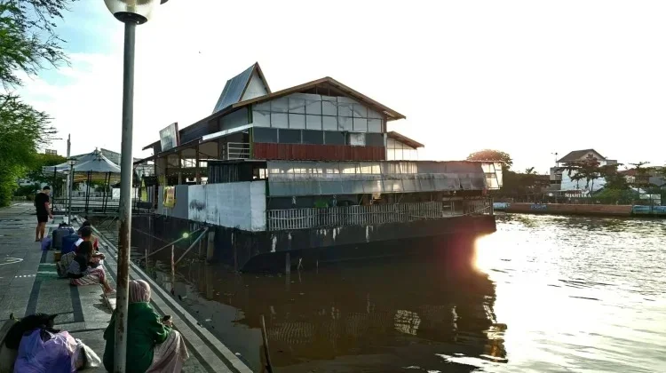 Molor tanpa Kepastian! Pemindahan Tongkang Resto Apung Banjarmasin Tertunda