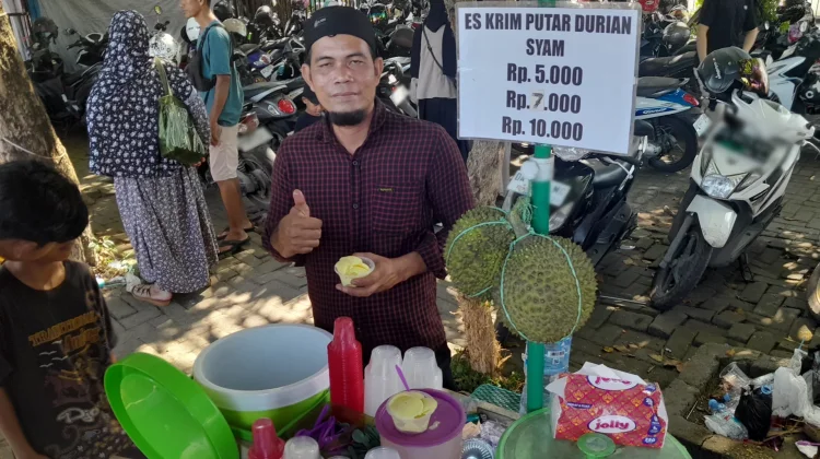 Jajanan Es Krim Rasa Durian Buatan Pak Syam