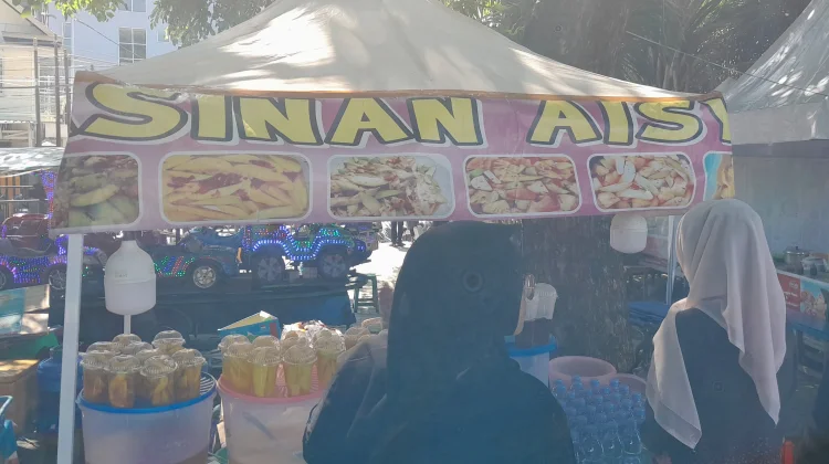 Buah Asinan Punya Cita Rasa  Banyak Diminati Warga