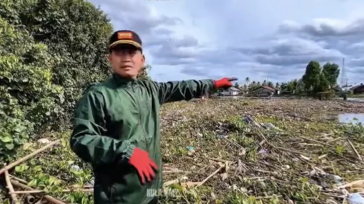Sampah Kiriman Mengancam Sungai Martapura Pasca Lebaran