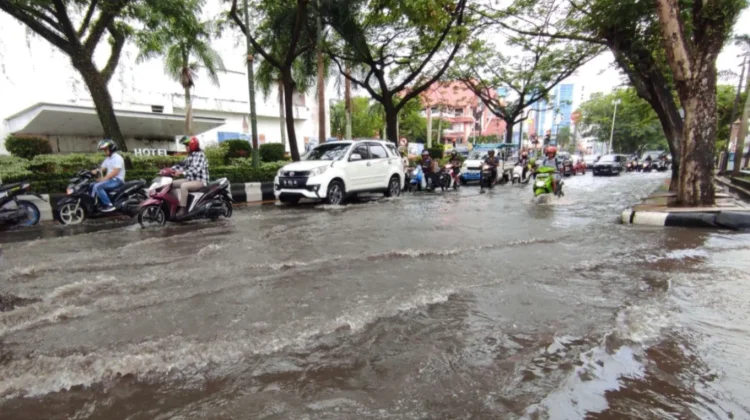 Jalan Lambung Mangkurat Tetap Terendam, Proyek Drainase Dipertanyakan?