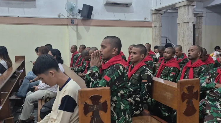 Singgah di Banjarmasin, Prajurit Yonif 734/SNS Ikuti Misa Kamis Putih