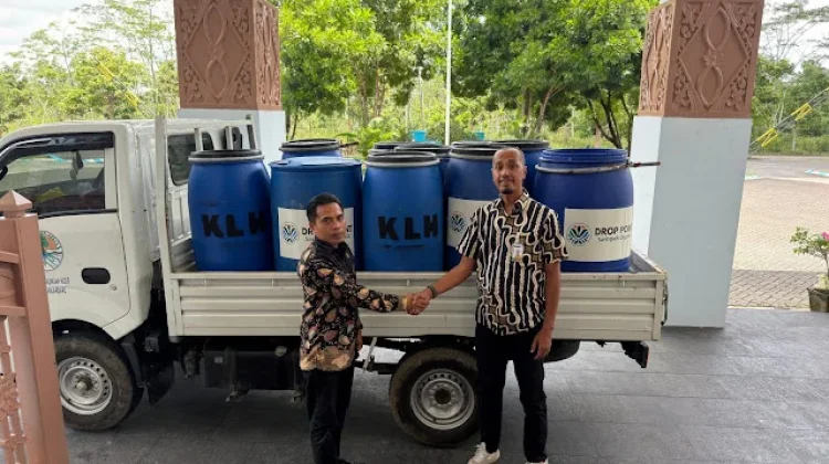 DLH Kalsel Salurkan Ribuan Fasilitas Sampah