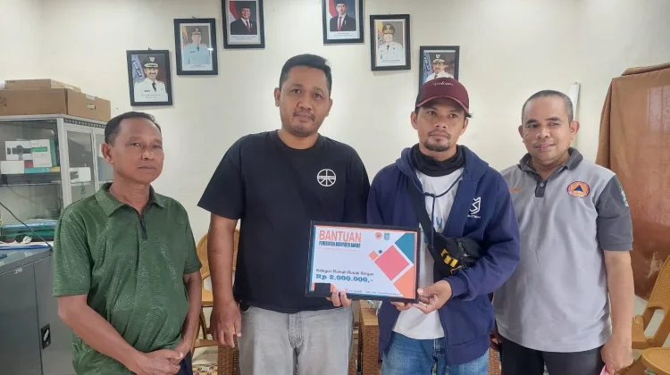 Pemkab Banjar Serahkan Bantuan Dana kepada 14 KK Korban Puting Beliung