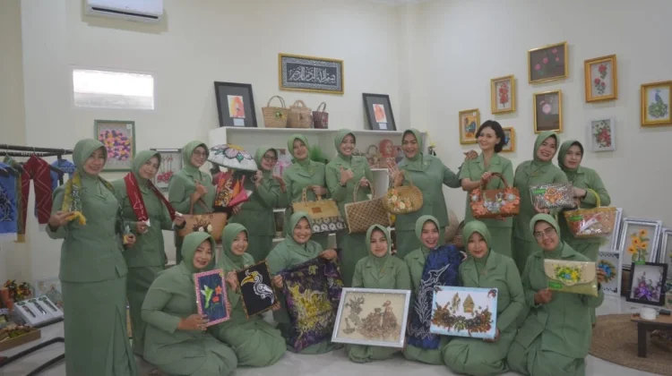 Anggota Persit KCK Cabang XXVII Kotabaru Lestarikan Budaya Banjar Melalui UMKM