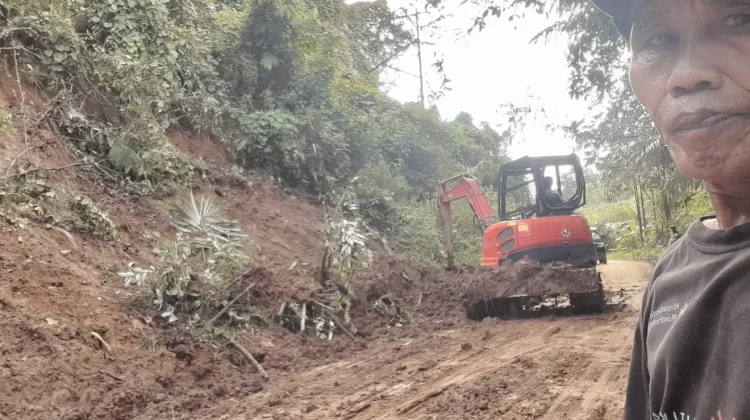 BPBD dan PUPRP Kerahkan Alat Berat Tangani Longsor Sungai Langsat