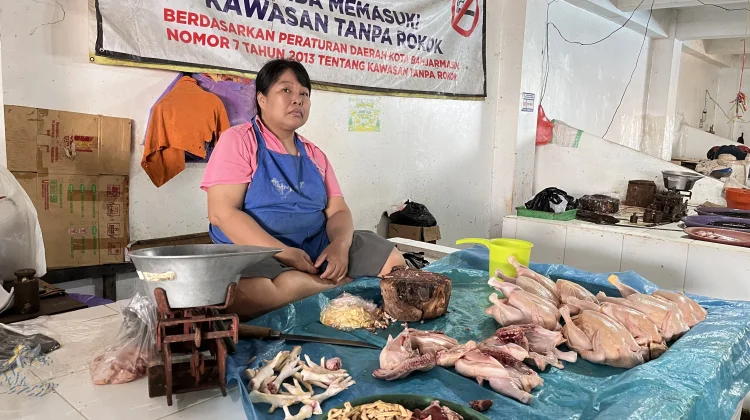 Pedagang Pasar Pandu Mengeluh Sepi, lantaran Harga Ayam Naik