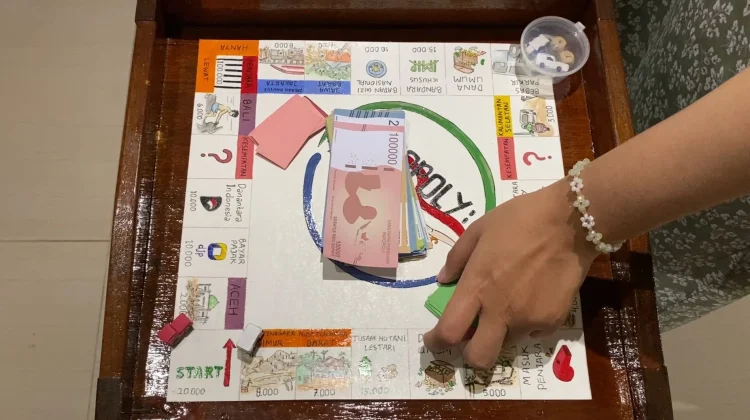 Refleksi Krisis, Seniman Kalsel Hadirkan Instalasi Permainan Monopoli