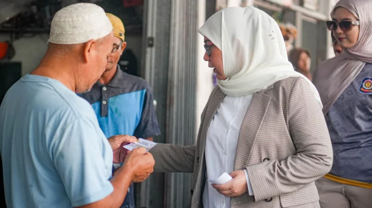 Semarak HUT ke-27, Wali Kota Bagikan Voucher Belanja di Pasar Bauntung