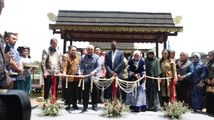 Gubernur Kalsel Muhidin Resmikan Dermaga Pasar Terapung TMII Jakarta
