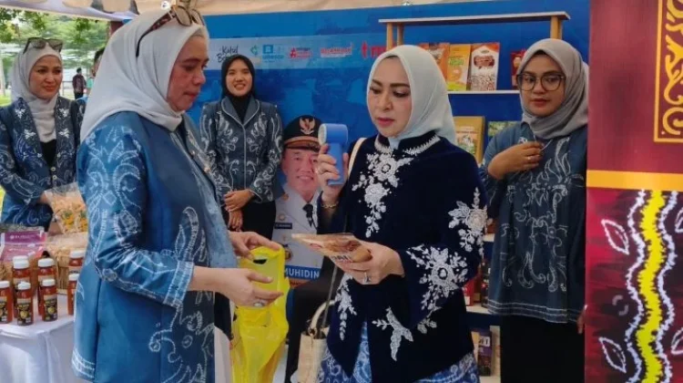 Madu Hutan Kalsel dan Boneka Bekantan Jadi  Buruan di Pameran TMII