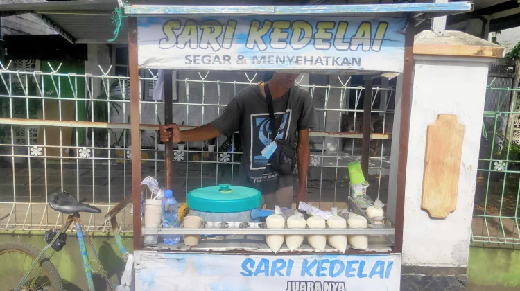 Hendra Jual Sari Kedelai untuk Nafkah