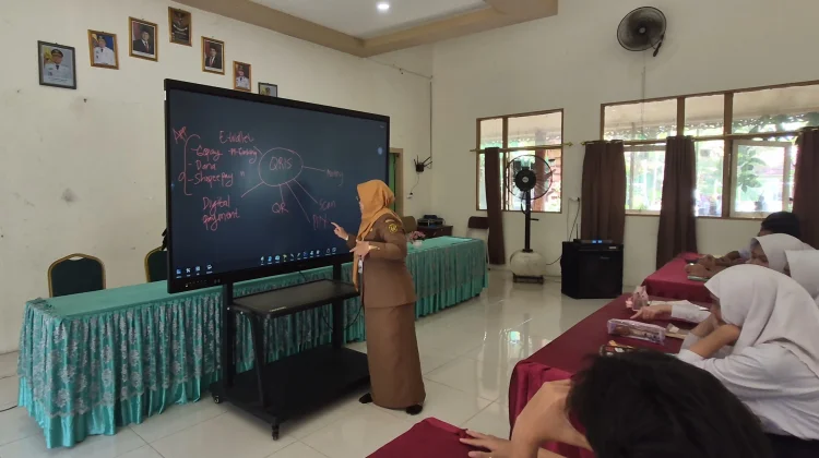 Pemanfaatan Papan Interaktif Perkuat Digitalisasi Pendidikan di Banjarmasin