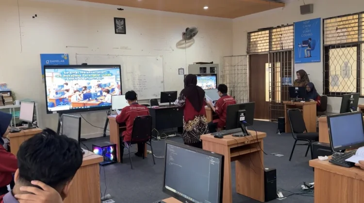 Siswa Rasakan Manfaat Smartboard dalam Pembelajaran Digital Modern