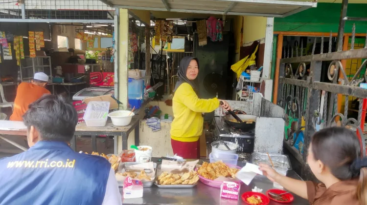 Harga Naik, Penjual Gorengan Tetap Bertahan