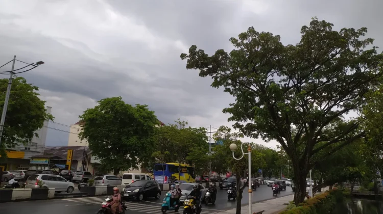 BMKG: Kalsel Hari ini Berawan Berpotensi Hujan Sedang
