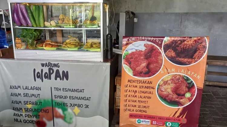 Warung Lalapan Erni Layani Pelanggan Setiap Hari