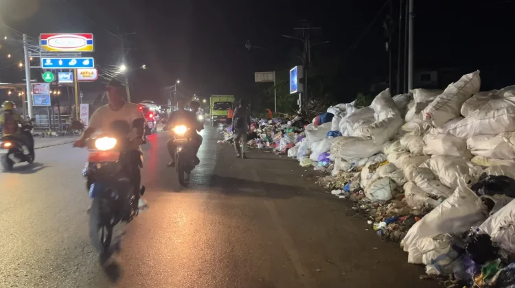 Sampah Jafri Zam-Zam Meluber, Arus Lalu Lintas dan Pedagang Terganggu