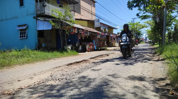 Rusak Menahun, Jalan di Tatah Belayung Jadi ‘Jebakan Maut’! PUPR Kemana?