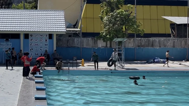 Puluhan Mahasiswa Politeknik Kesdam Gelar Lomba Renang di Acara Classmeeting